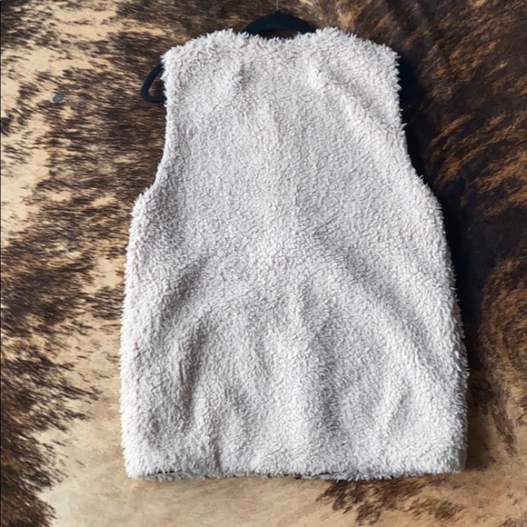 Cream Wilfred Faux-Fur vest - Picture 3 of 4